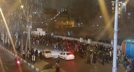 Demonstran Di Beberapa Kota Iran Teriakan 'Matilah Kamenei' Saat Protes Pemadaman Listrik Berulang